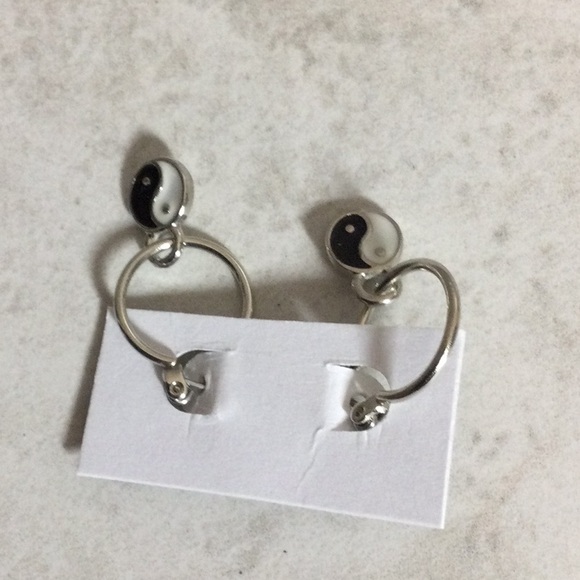 NWT Silver hoop Ying Yang earrings - Picture 3 of 6